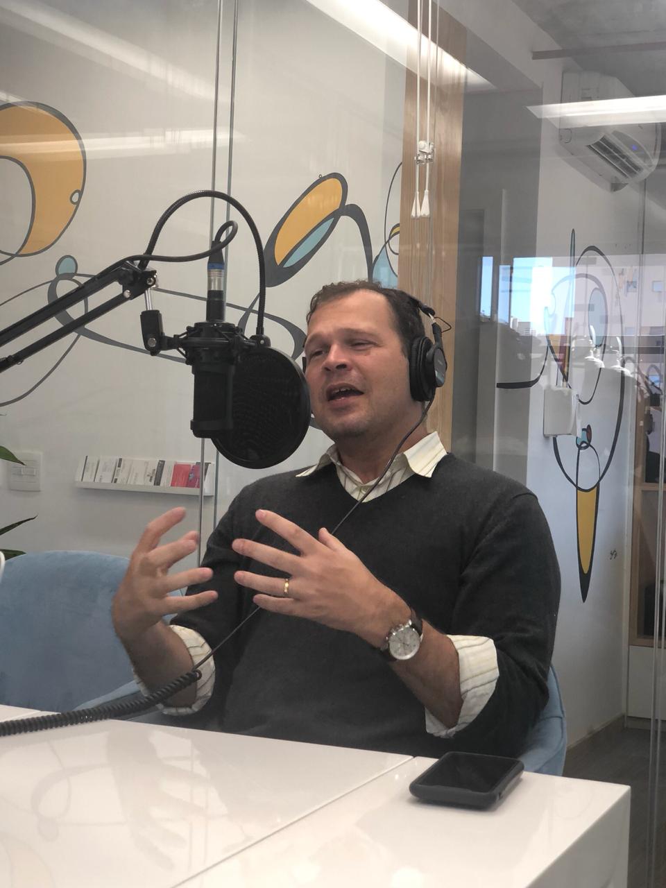 Mauro Castro em podcast sobre tecnologia na educação médica